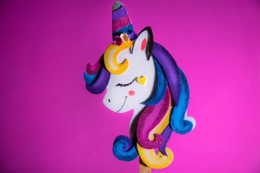 Renkli arkaplanda tek boynuzlu at