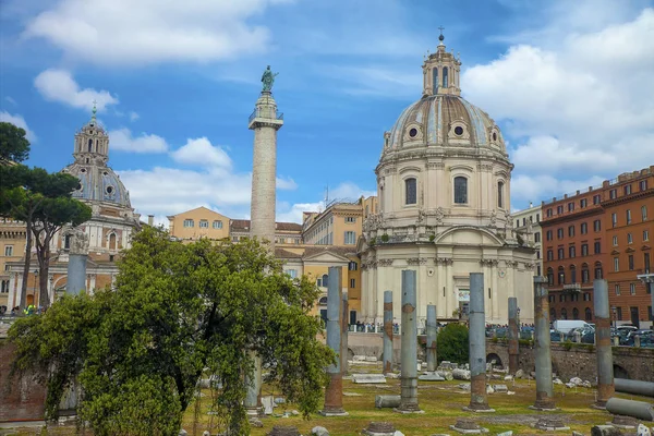 Kolumner Med Trajanus Forum Inför Chiesa Del Santissimo Nome Maria — Stockfoto