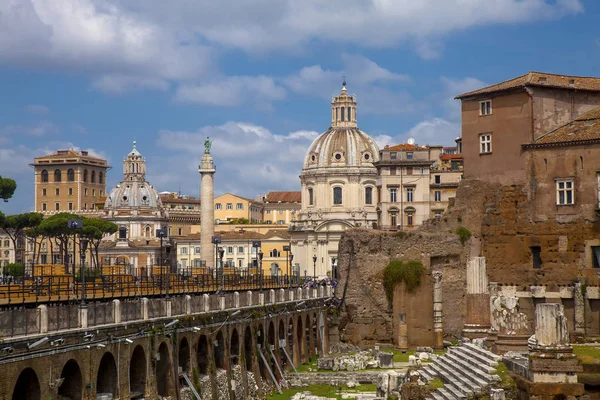 Lihat Jembatan Dan Piazza Foro Traiano Dari Reruntuhan Forum Trajanus — Stok Foto