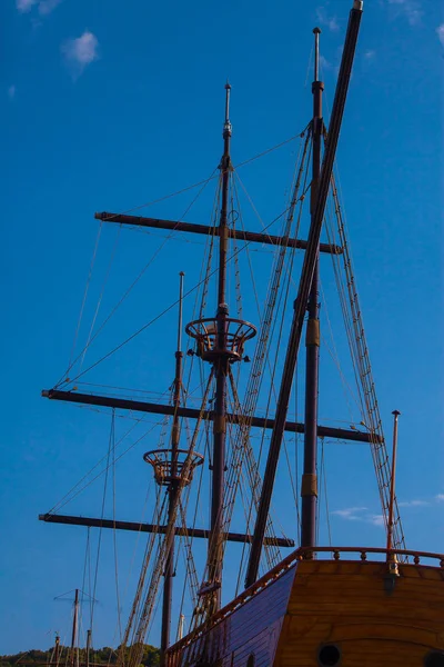 Alt Görünümü Eski Bir Yelkenli Gemide Modern Kopya Halatlar Mavi — Stok fotoğraf