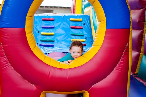 Toddler Rude Daje Uroczyste Wygląd Trampoliny — Zdjęcie stockowe