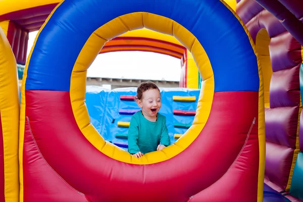 Αστεία Toddler Γελώντας Δυνατά Ενώ Παίζει Τραμπολίνο — Φωτογραφία Αρχείου