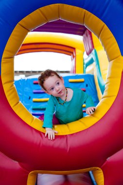 Şirin bebek trambolin kale penceresinden tırmanıyor