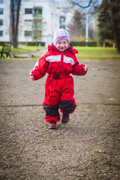 Χαριτωμένο Μικρό Παιδί Στο Κόκκινο Διασκεδάζοντας Στο Ναυπηγείο Του Χειμώνα — Φωτογραφία Αρχείου