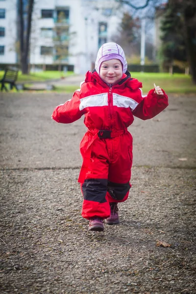 Смешной Малыш Красном Зимнем Комбинезоне Счастливо Бежит Камере — стоковое фото