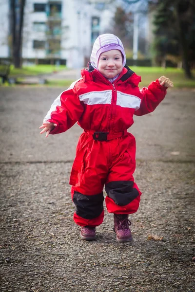 Χαριτωμένο Μικρό Παιδί Κόκκινο Κοστούμι Τρέχει Στην Αυλή Του Χειμώνα — Φωτογραφία Αρχείου