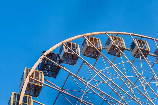 Riesenrad Gondeln Bei Sonnenuntergang Vor Tiefblauem Himmel — Stockfoto