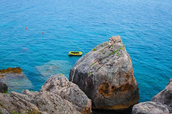 Costa rochosa com barco amarelo — Fotografia de Stock
