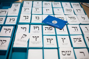 İsrail seçimleri için oy kartları 