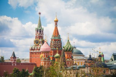 Spasskaya Kulesi ve Aziz Basil Katedrali manzarası