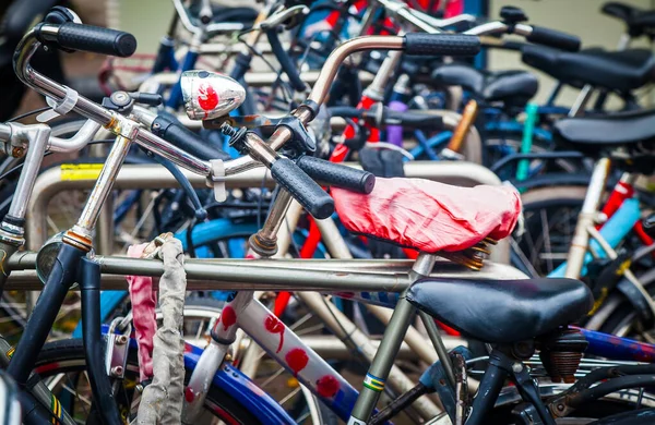 Veel oude fietsen geparkeerd — Stockfoto