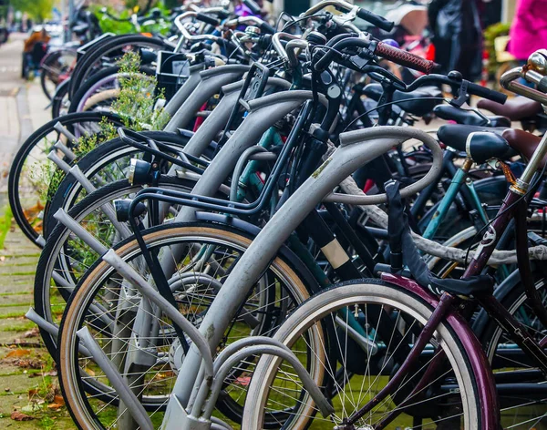 Utcai kerékpár parling tele — Stock Fotó