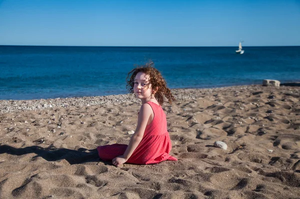 Schattig Klein Roodharig Meisje Zit Het Strand Terug Kijken Naar — Stockfoto