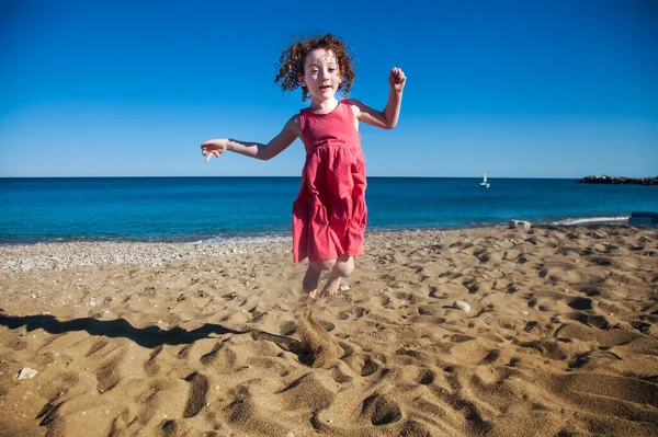 Schattig Klein Rood Harig Meisje Springen Het Zand Aan Zee — Stockfoto