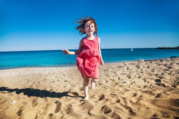 Gelukkig Schattig Rood Harig Klein Meisje Roze Lopen Het Strand — Stockfoto