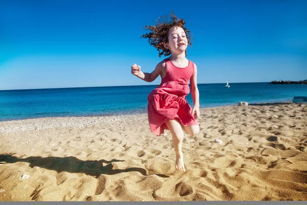Schattig Klein Meisje Springen Gelukkig Met Haar Ogen Dicht Aan — Stockfoto
