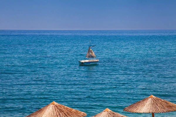 Paisagem Incrível Litoral Com Velho Skiff Ancorado Baía — Fotografia de Stock