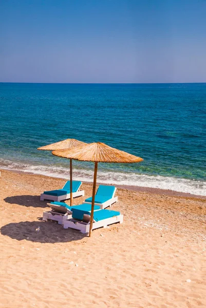 Deux Parasols Sur Une Belle Plage Vide — Photo