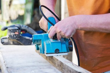 açık havada Lehçe makinasıyla tamirci