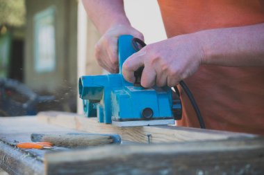 açık havada Lehçe makinasıyla tamirci