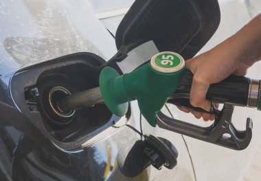 El araba benzin istasyonunda yakıt ikmali.