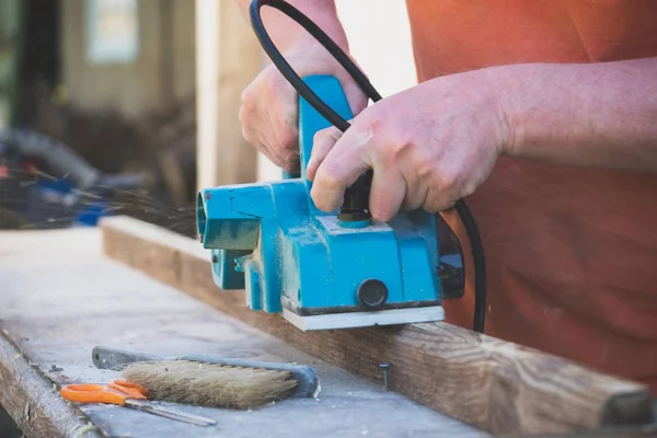 Handyman Utilizzando Macchina Lucidante All Aperto — Foto Stock