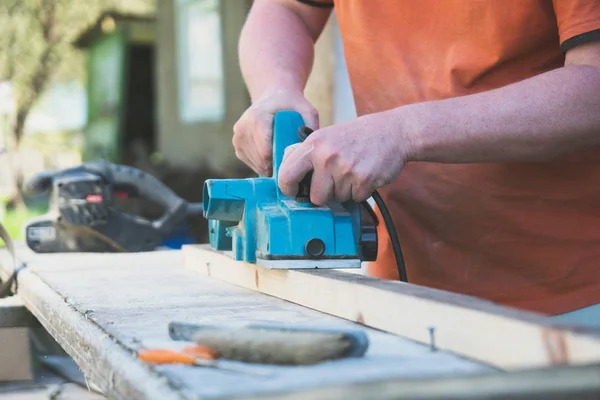 Klusjesman Met Behulp Van Pools Machine Buitenshuis — Stockfoto