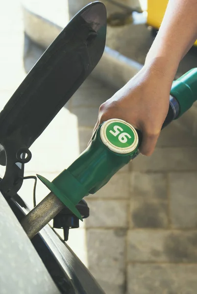 Coche Repostaje Femenino Gasolinera — Foto de Stock