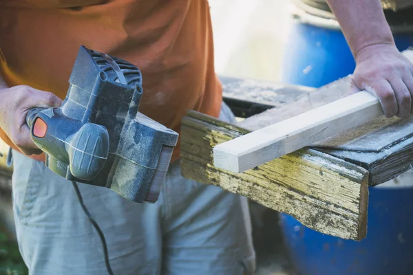 Klusjesman Met Behulp Van Elektrische Sander Machine Buitenshuis — Stockfoto