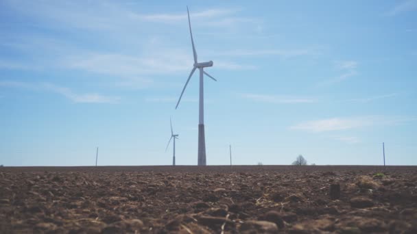 Windkraftanlagen Auf Dem Feld Ökoenergiekonzept — Stockvideo