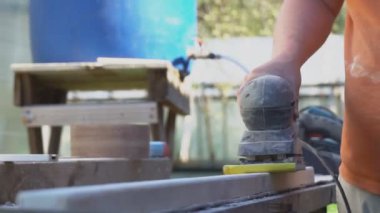 açık havada Lehçe makinasıyla tamirci.