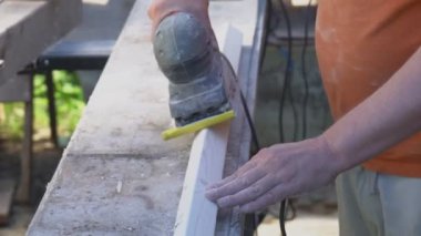 açık havada Lehçe makinasıyla tamirci.