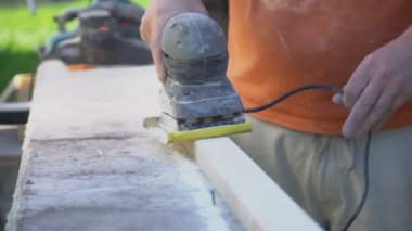 açık havada Lehçe makinasıyla tamirci.