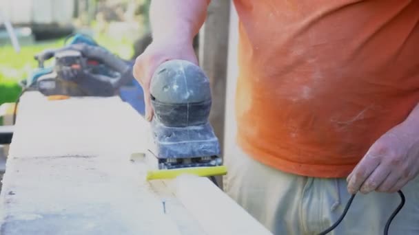 Handyman Usando Máquina Pulir Aire Libre — Vídeos de Stock