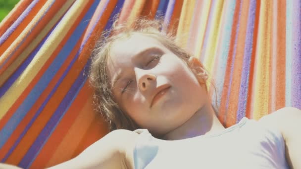 Bambina Dorme Amaca Nella Giornata Sole — Video Stock