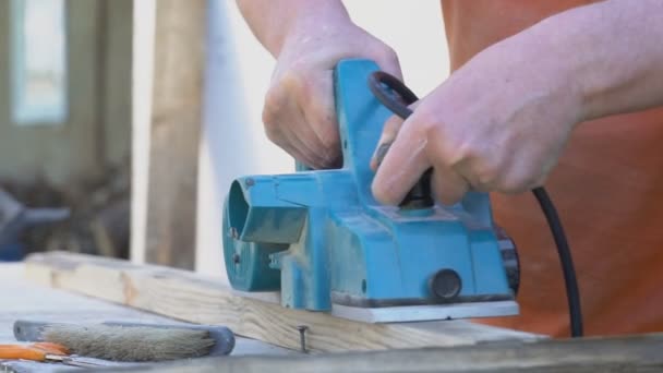 Handyman Usando Cepilladora Madera Eléctrica Aire Libre — Vídeos de Stock