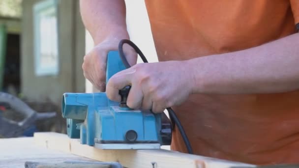 Handyman Usando Cepilladora Madera Eléctrica Aire Libre — Vídeo de stock