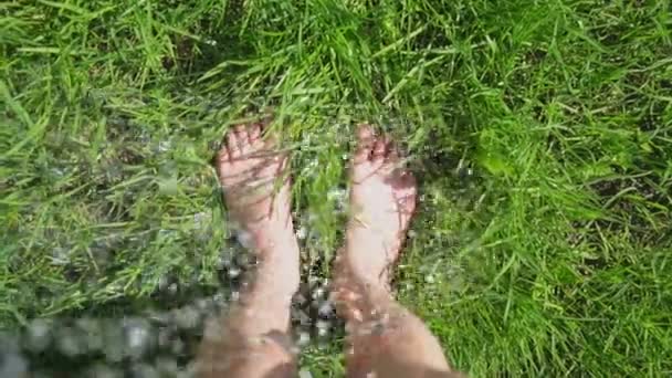Детские Ноги Зеленой Лужайке Каплями Воды — стоковое видео