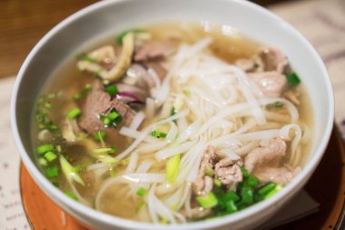 Asya restoran Vietnamca klasik şehriye çorbası.