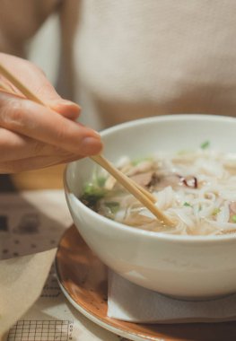 Vietnamca klasik şehriye çorbası yemek kadın.