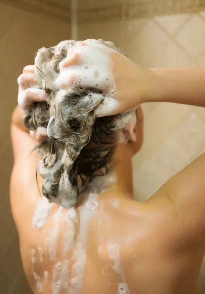Frau Wäscht Ihren Kopf Der Dusche — Stockfoto