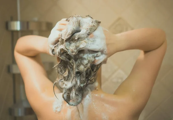샤워에서 그녀의 머리를 — 스톡 사진