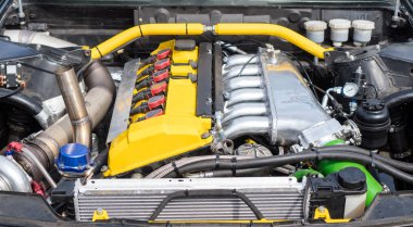 Ayarlanmış turbo nitröz oksit motor araba.