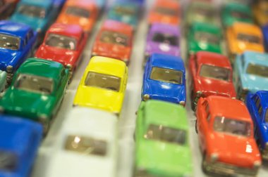 Renkli oyuncak araba modelleri sergi topluluğu.