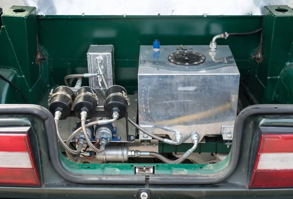 Χειροποίητο Υποξείδιο Του Κινητήρα Στο Πορτ Μπαγκάζ Αυτοκινήτου — Φωτογραφία Αρχείου