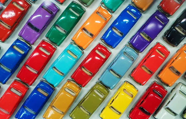 Renkli oyuncak araba modelleri sergi topluluğu.