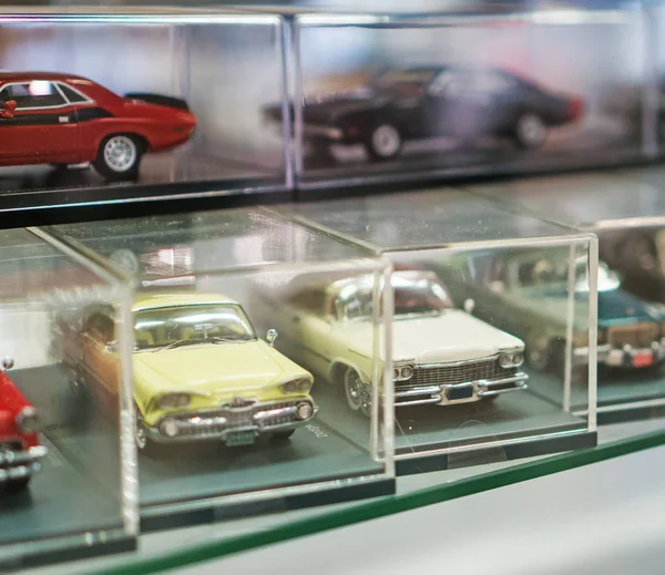 在商店橱窗里收集复古玩具车模型 — 图库照片