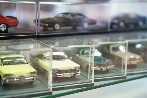 在商店橱窗里收集复古玩具车模型 — 图库照片