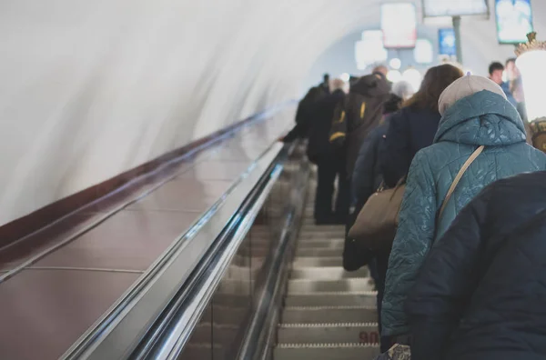 Personnes Montant Escalier Roulant Dans Station Métro — Photo