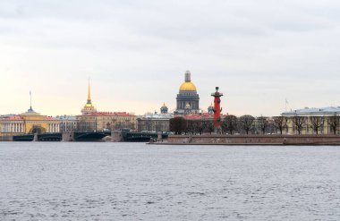 Eski Saint Petersburg Borsası ve Rostral Vasilievsky Adası tükürmek sütunlarda.